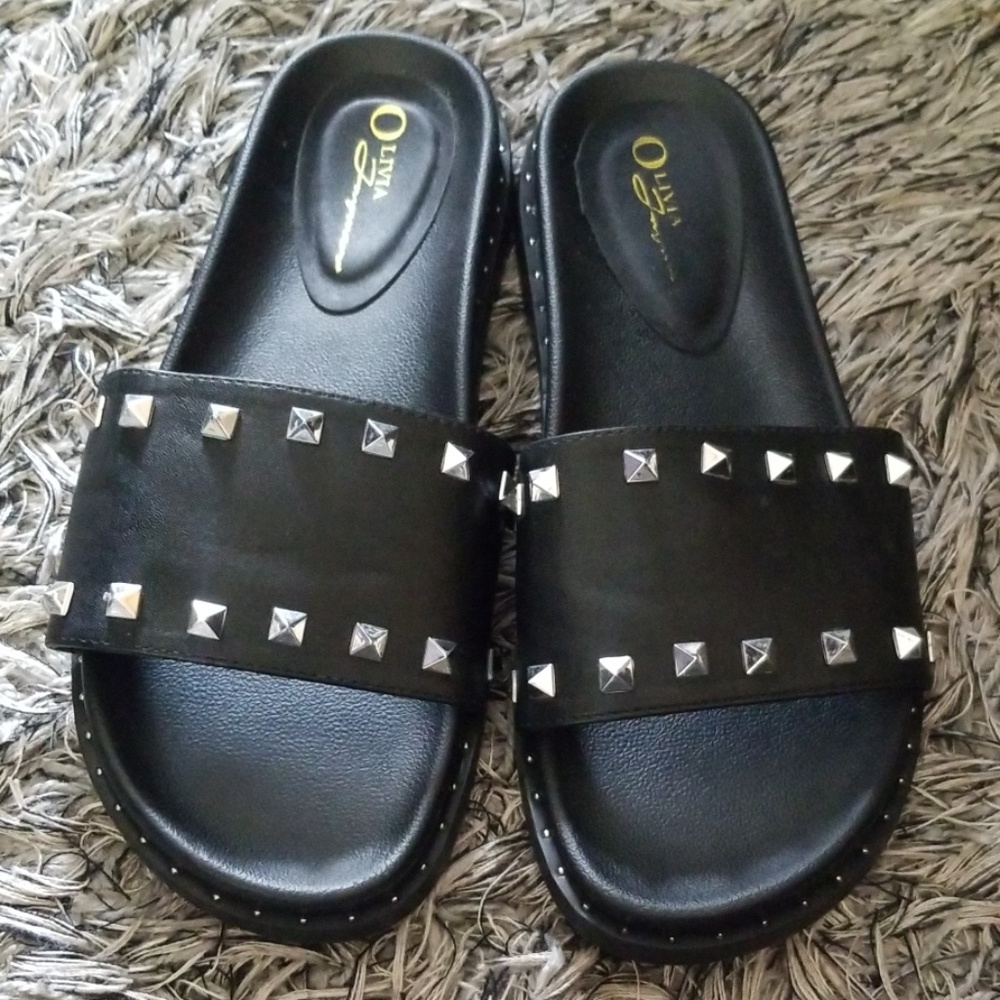 Black slides... So cute ❤️